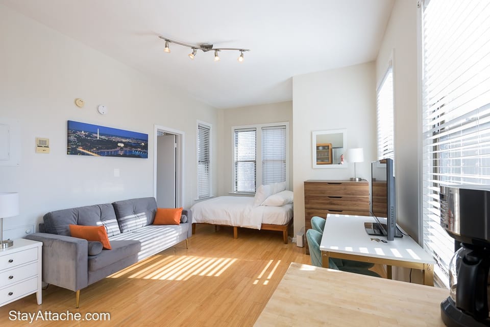 Sunny, top floor studio in Dupont Circle DC. - Washington