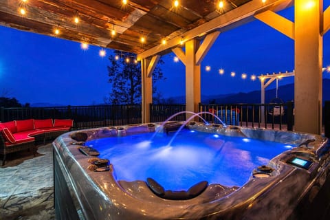 Heated Pool/Hot Tub/Theater/Game/FirePit/Sleeps 34