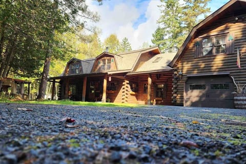 Hidden Gem! Cozy log house -5 bedrooms