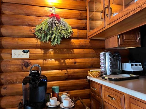 Hidden Gem! Cozy log house -5 bedrooms