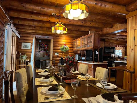 Hidden Gem! Cozy log house -5 bedrooms
