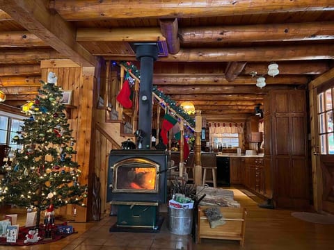 Hidden Gem! Cozy log house -5 bedrooms