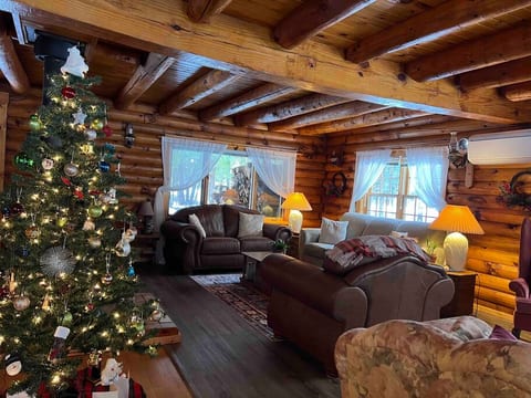 Hidden Gem! Cozy log house -5 bedrooms