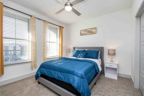beautifully designed space for you to relax and unwind. With comfortable bed, soft linens, and tasteful decor filled with natural light during the day, creating a warm and welcoming atmosphere.This ro