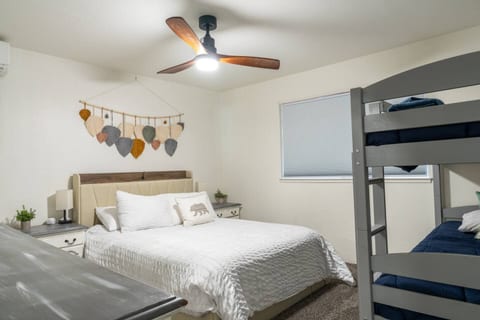 Luxury Blue Bear Cabin, Downtown & TH Lake Access