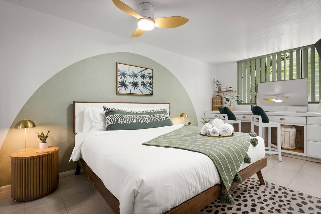 "A plush bed that ensured a good night's sleep." - Michael, Shanghai - Oceanview Kona Condo | A/C, 2 Lanais, Near Golf - Kona