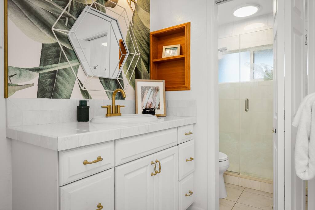 Freshen up after a day at the beach.  - Oceanview Kona Condo | A/C, 2 Lanais, Near Golf - Kona