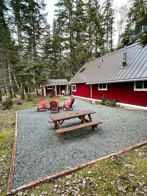Cabin Vibes w/ Prvt. Spa Steps to Rainier