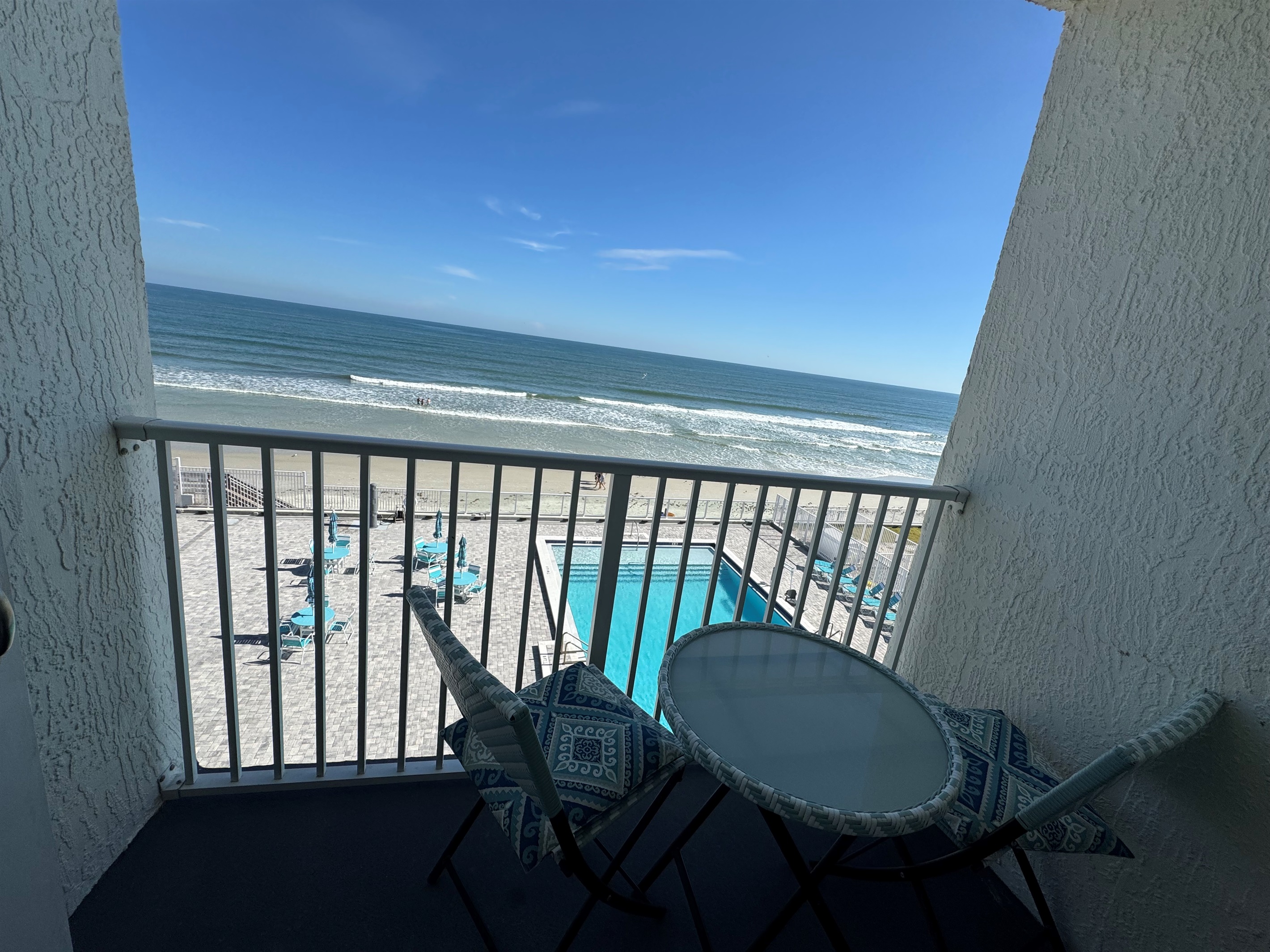 direct-ocean-front-view-1-bedroom-2-pools-ocean-jewels/