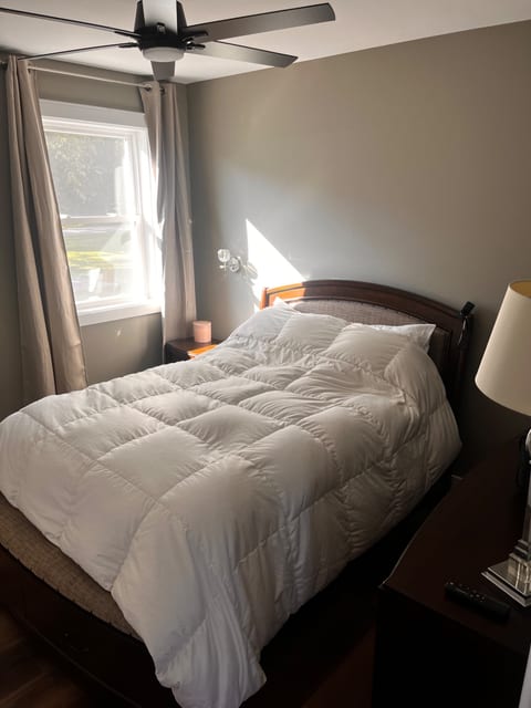 1st floor queen bedroom