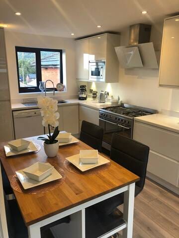 Fully fitted kitchen with American fridge freezer, range cooker, dishwasher and washing machine.