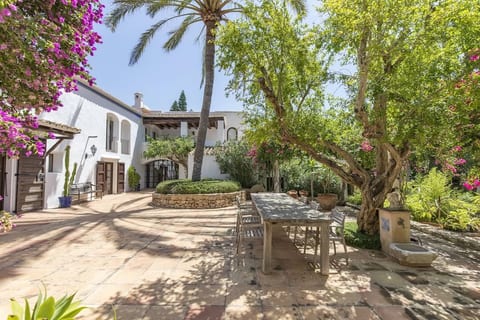 Bohemian Style Finca with tennis and 12 sleep