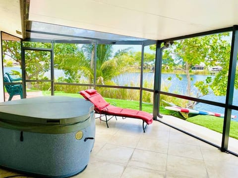 Hot Tub Screened in Patio! Paddle board, Kayaks!