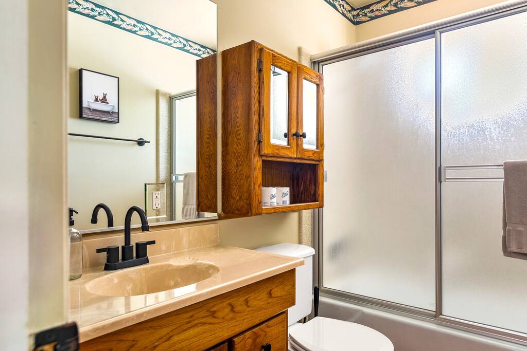 Bathroom #1: Bath/shower combo - SugarPine Chalet close to lake, pet/child friendly - Crestline