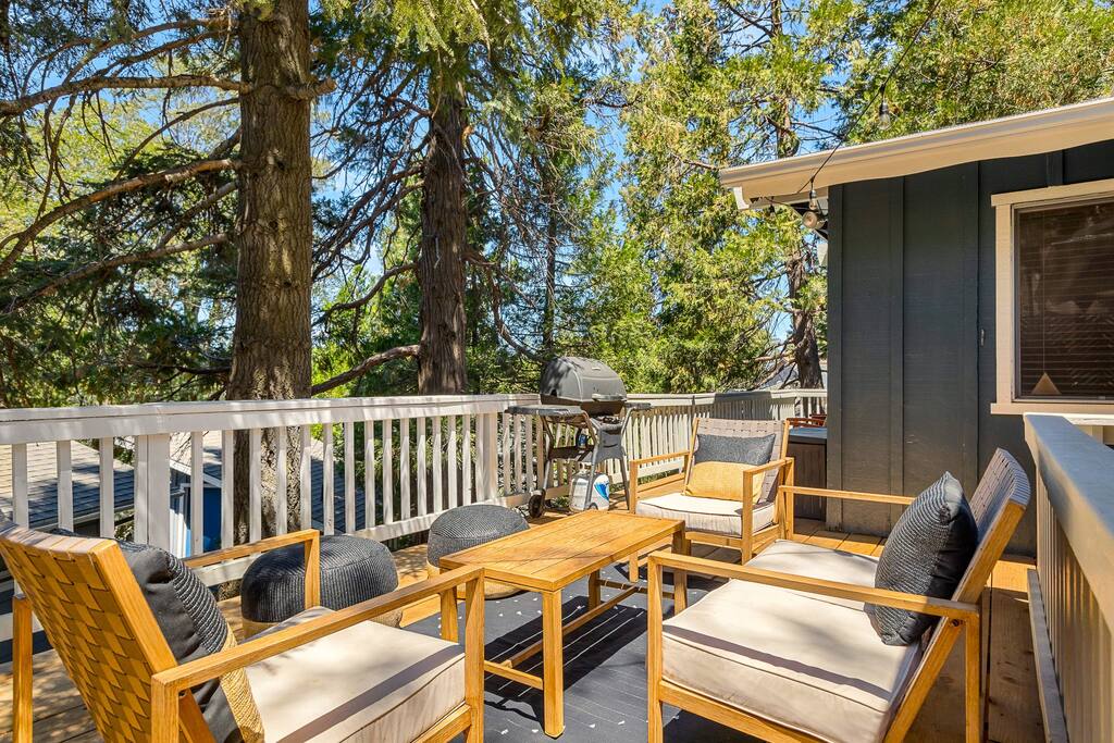 Large private balcony with BBQ and plenty of seating and lighting for those warm summer nights - SugarPine Chalet close to lake, pet/child friendly - Crestline