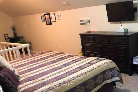 Classy Professionals’ Upper Studio Apt-Central Loc