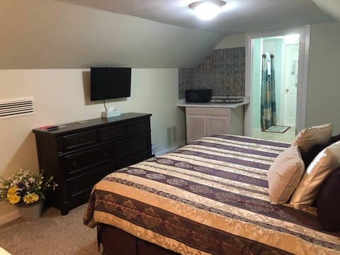 Classy Professionals’ Upper Studio Apt-Central Loc
