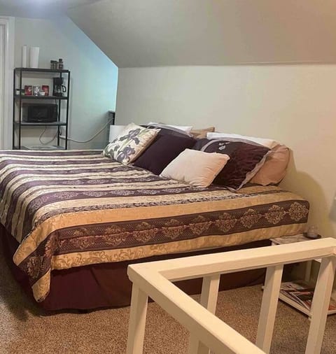 Classy Professionals’ Upper Studio Apt-Central Loc