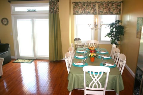 Spacious dining area offers lots of seating!