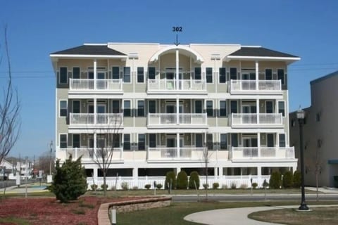 Top Floor Condo, Ocean Facing! (view of front of building)