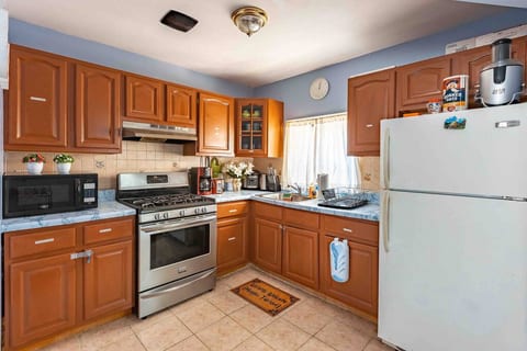 “Asüi” kitchen: Pots & pans, blender, gas stove, oven, coffee maker, toaster, rice maker, tea kettle, utensils, and a selection of coffee, tea, and utensils.