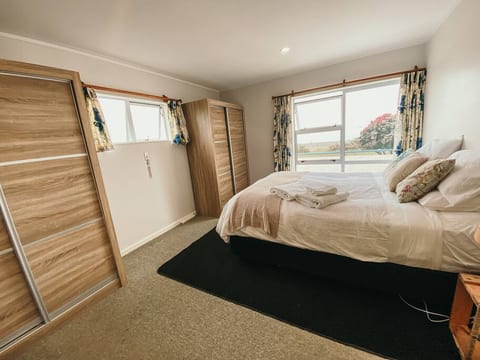 Beach-front Bliss: Coastal Paradise Awaits
