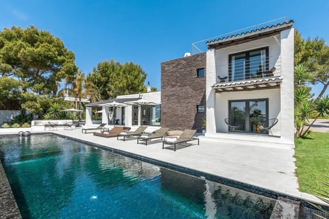 Can Sarmiento luxury villa located near beaches