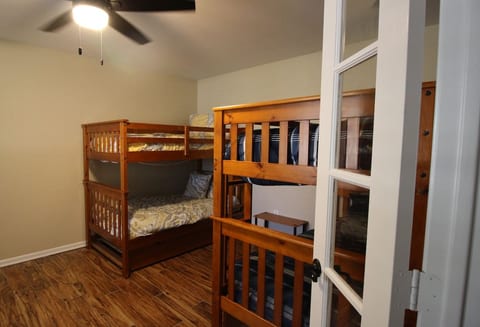 Cozy Aggieland Vacay