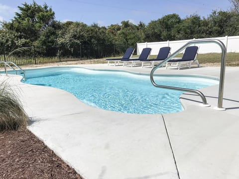 Amazing! Summer Shanty -ocean view, pool, hot tub, steps to beach, quiet street
