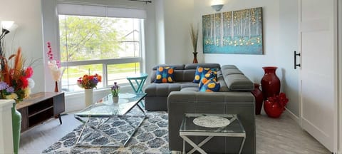 Sunny 2BR/2BA Oasis in GP - Your Perfect Getaway
