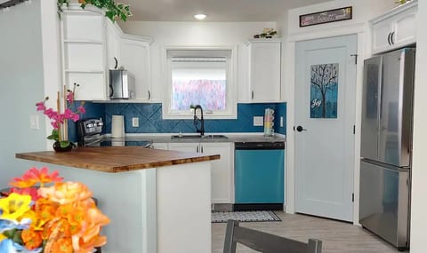 Sunny 2BR/2BA Oasis in GP - Your Perfect Getaway