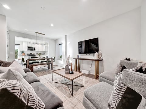 Absolutely Gorgeous Renovated Home 5mi to Disney
