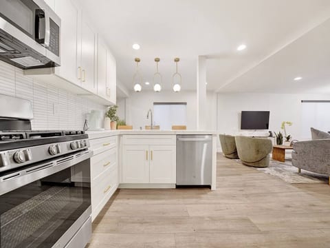 Stunning & Newly Remodeled Close to Disney
