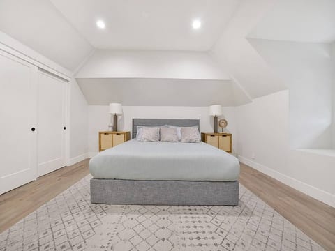 Stunning & Newly Remodeled Close to Disney