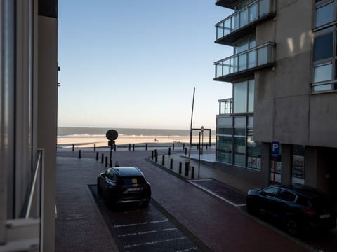 La Marée with parking & lateral seaview