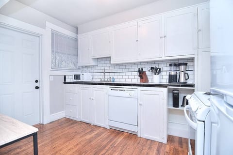 10 min Walk to Uptown Shelby, Historic, parking!
