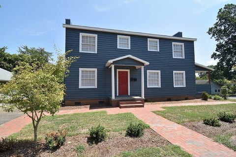 10 min Walk to Uptown Shelby, Historic, parking!