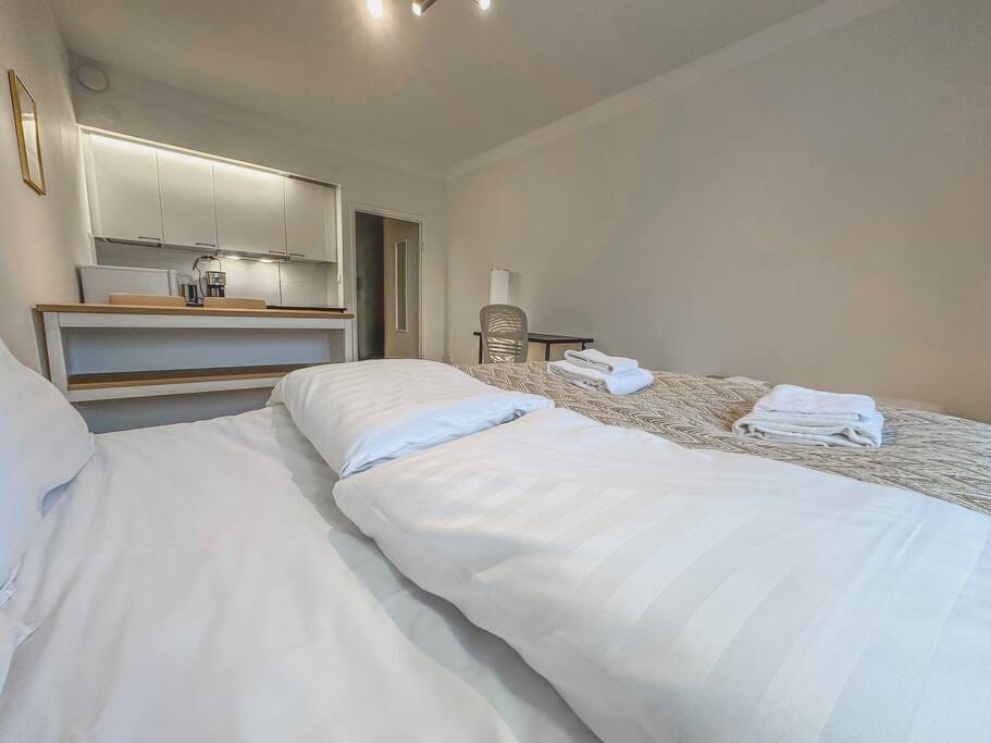 Welcome to Residential Hotels Helsinki Harbor! Stay for a day or for a whole year, in this minimalistically decorated, but fully furnished private apartment. The apartment has a luxurious double (queen) bed and a single bed, to house 3 guests.