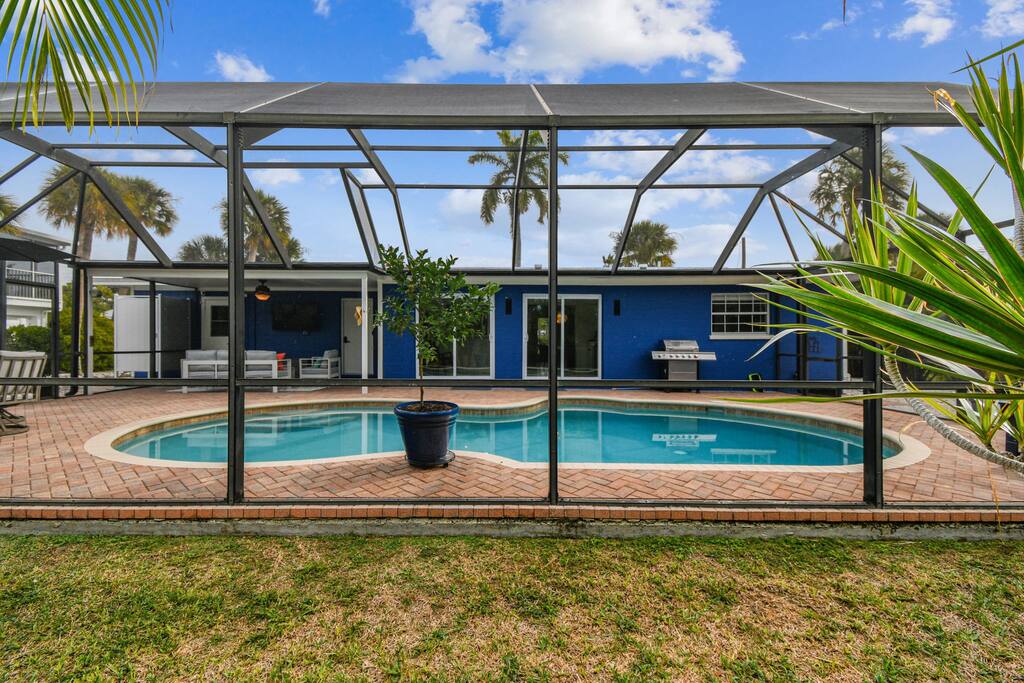 Gorgeous Beach Home with heated pool   - Holmes Beach