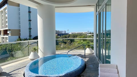 The 4 Bedroom Residence dipping pool on the deck.
