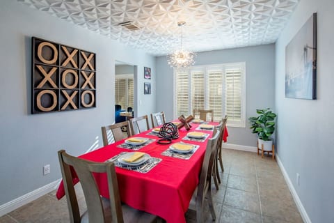 Serve your delicious meals easily at the lovely dining table.