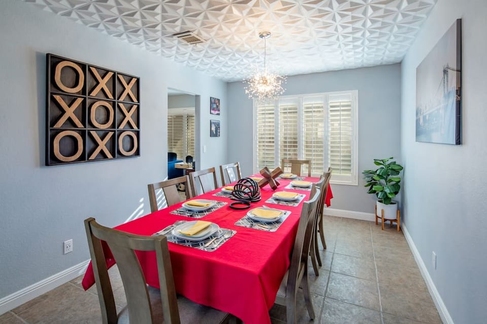Serve your delicious meals easily at the lovely dining table.