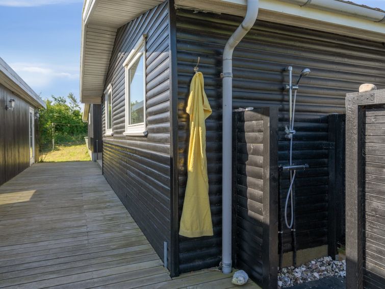 felis-75m-from-the-sea/