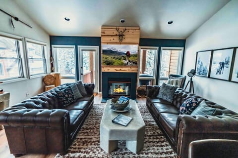 The Lynx Retreat - Slopeside Ski In/Out Home