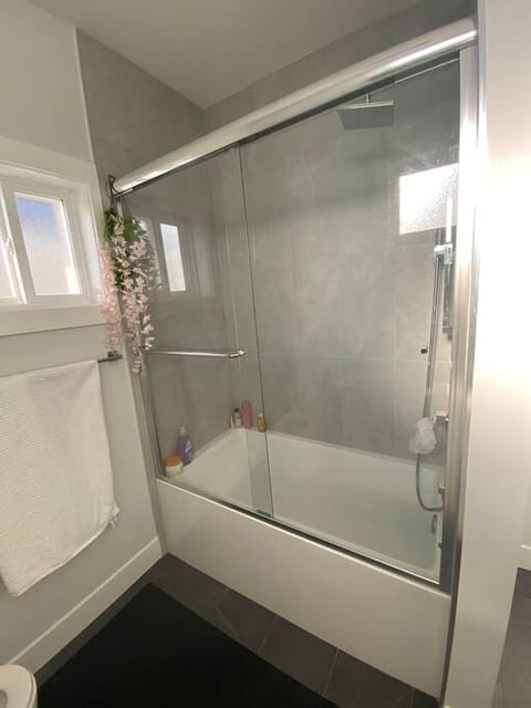 Bath tub from bathroom