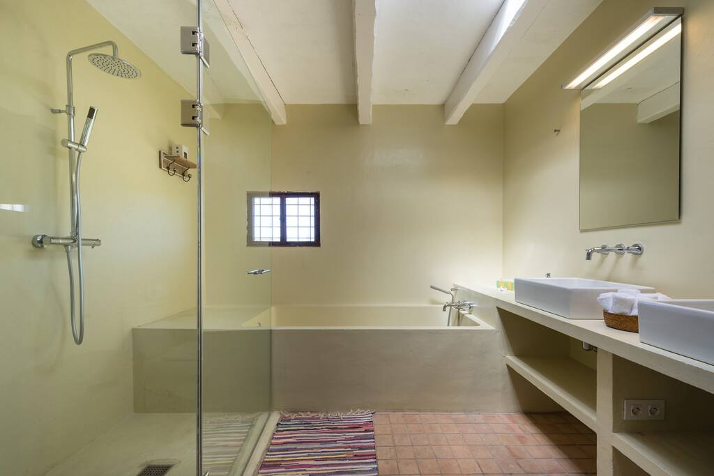 Full Bathroom on the first floor