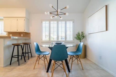 Mid-century 2/2 condo w/pool & spa near El Paseo