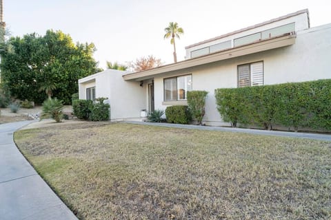 Mid-century 2/2 condo w/pool & spa near El Paseo