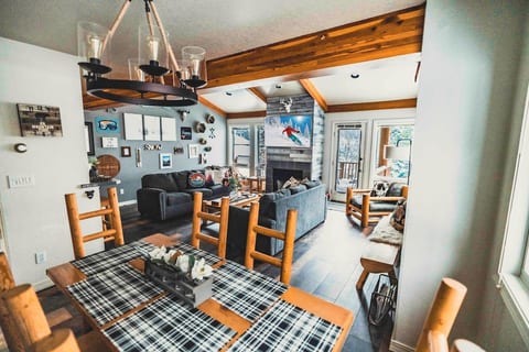 The Caribou Getaway - Slopeside Ski In/Out Home