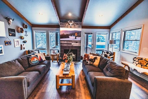 The Caribou Getaway - Slopeside Ski In/Out Home